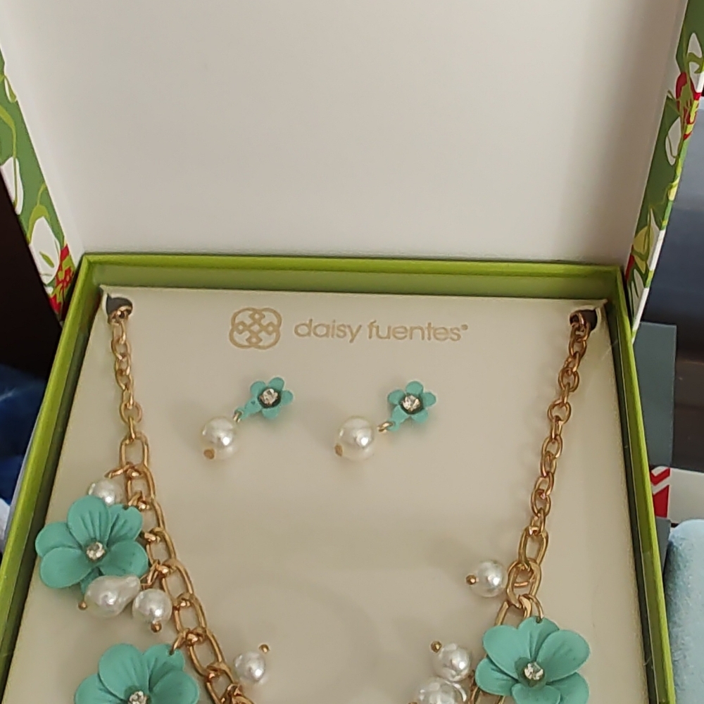 Daisy Fuentes Necklace and Earring Box Set Blue Flowers Faux Pearls Gold Tone